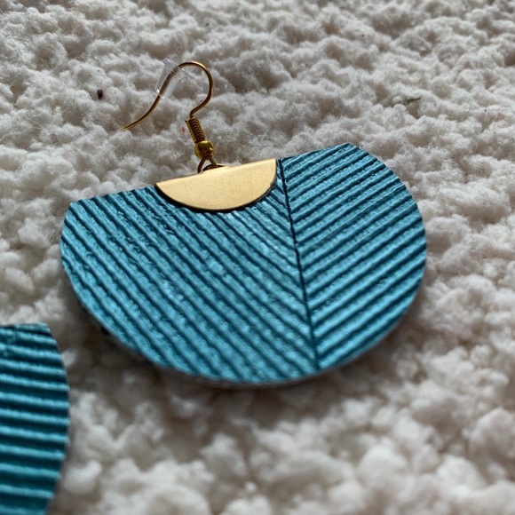 Handmade gorgeous earrings! Never worn - Picture 2 of 3